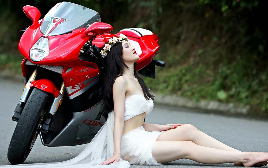 Beautiful girls and motorcycles in Shaoxing