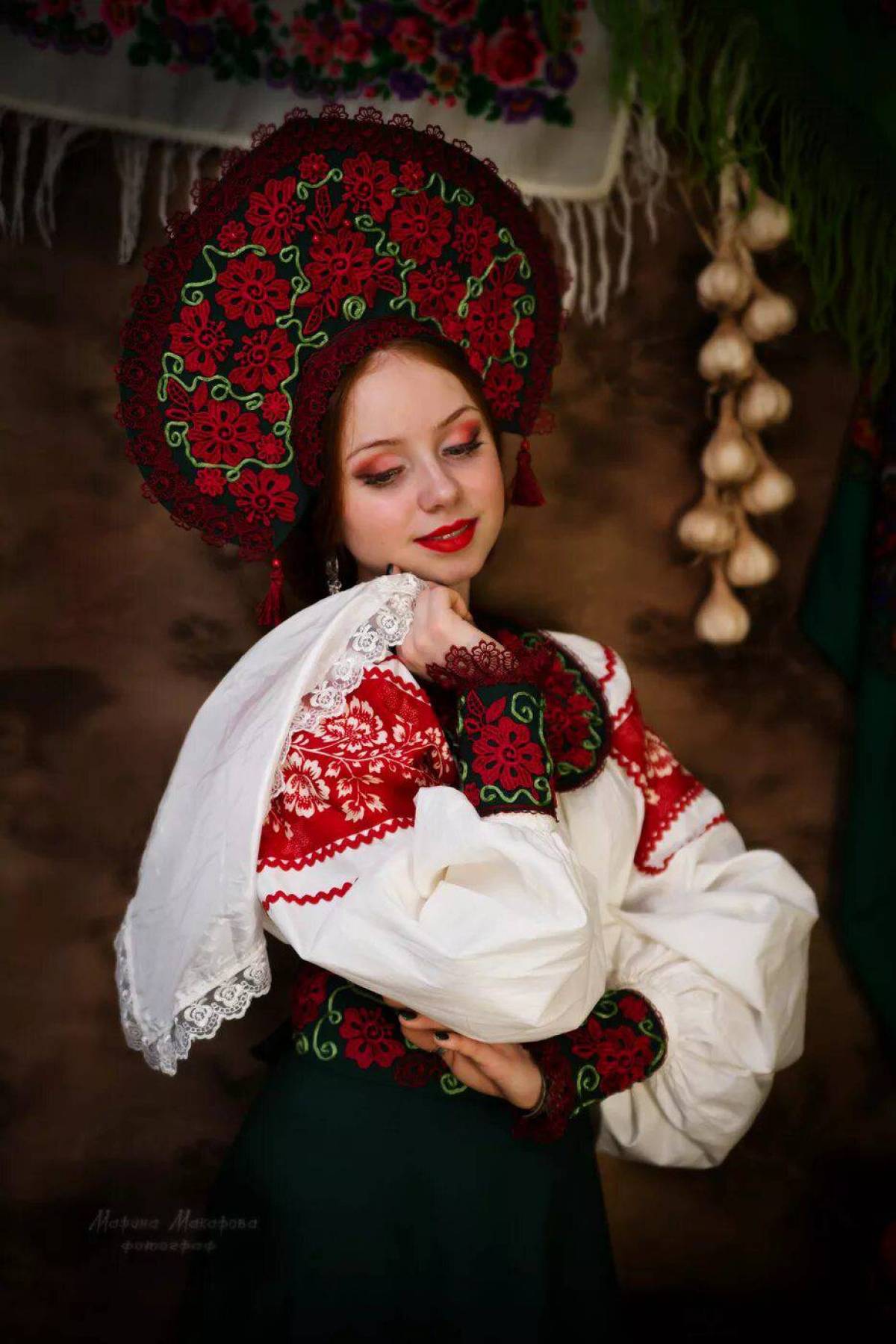 Women in Slavic costumes underwear in Shaoxing